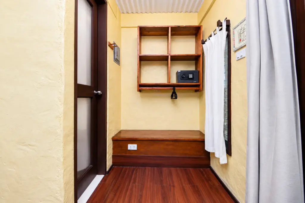 Entry nook with open shelving and a hanging towel
